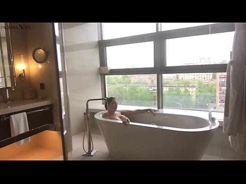 ❤️ En fantastisk babe som lidenskapelig rykker av seg fitta på badet ️ Porno hos oss ❌❤