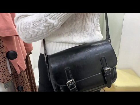 ❤️ Offentlig onani av ungtispe FeralBerry med en dildo i prøverommet ️ Porno hos oss ❌❤