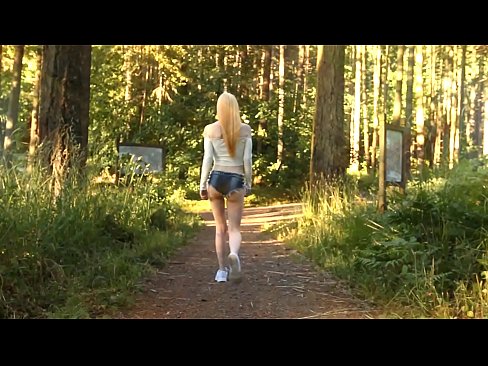 ❤️ Vakker kvinne beveger seg sakte, ikke nakenvideo ️ Porno hos oss ❌❤