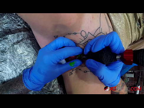 ❤️ Ekstremt tatovert hottie Sully Savage tok en tatovering på klitoris ️ Porno hos oss ❌❤
